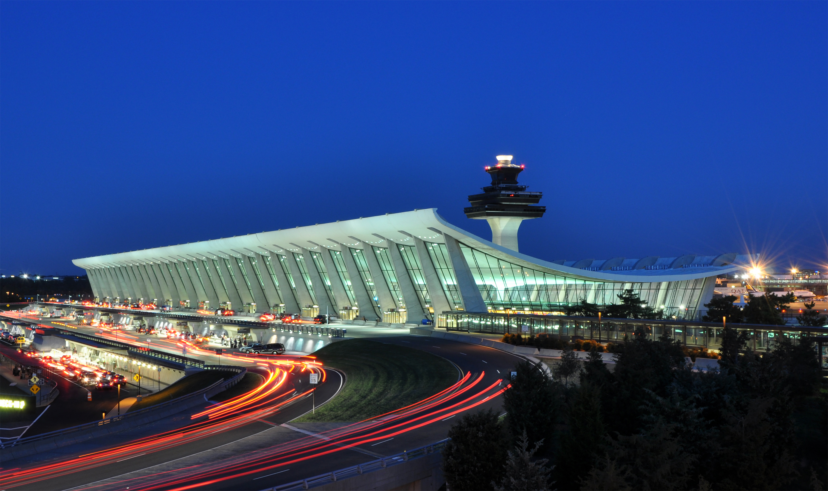 Washington_Dulles_International_Airport_at_Dusk